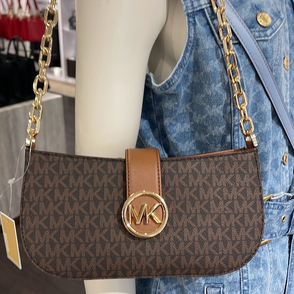 MICHAEL KORS
Carmen Small Shoulder Bag
Brown Signature
NWT - Picture 14 of 16